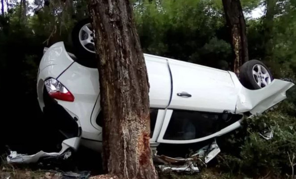 Τροχαίο στην Αλόννησο- Αυτοκίνητο αναποδογύρισε και σφηνώθηκε ανάμεσα σε δέντρα