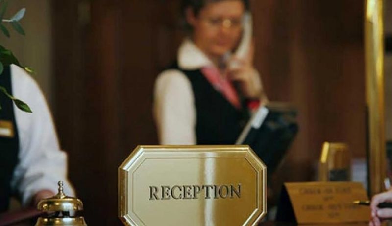 Κρατήσεις τελευταίας στιγμής γεμίζουν τα ξενοδοχεία αλλά πλήττουν τα έσοδα