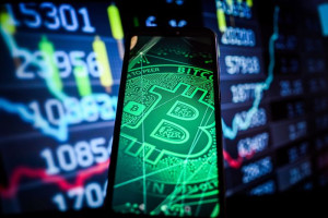 «Σκαρφαλώνει» το Bitcoin- +$30 δισ. στην αγορά κρυπτονομισμάτων