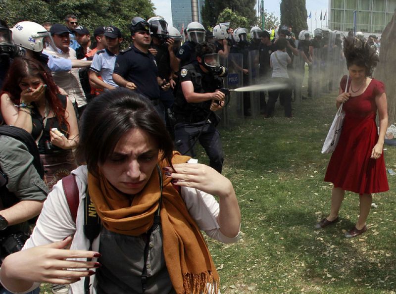 «Πεδίο μάχης» η Κωνσταντινούπολη (video + photo)