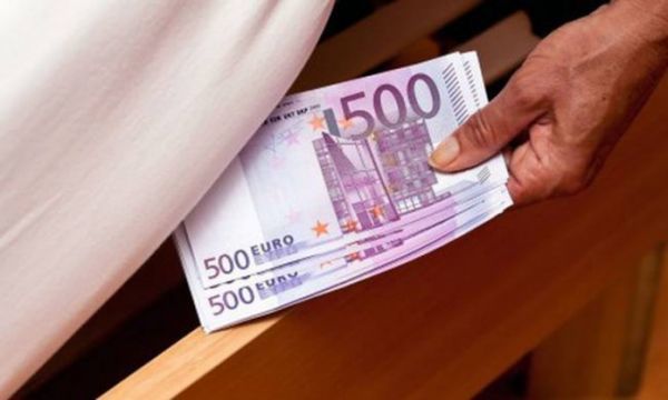 Handelsblatt: Πολλοί Ελληνες έχουν «μωβ χαρτονομίσματα» κάτω από το στρώμα