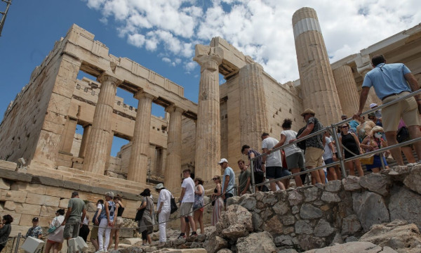 Kαύσωνας: Τουρίστρια κατέρρευσε στην Ακρόπολη- Την πήραν με φορείο
