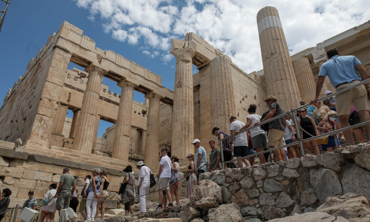 Kαύσωνας: Τουρίστρια κατέρρευσε στην Ακρόπολη- Την πήραν με φορείο