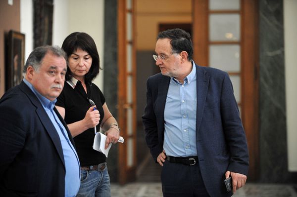 Στελέχη της ΛΑΕ πέταξαν φυλλάδια στην Ολομέλεια!