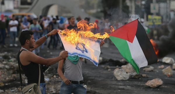 Βίντεο-σοκ: Παλαιστίνιος ρίχνει το παιδί του στα ισραηλινά πυρά!