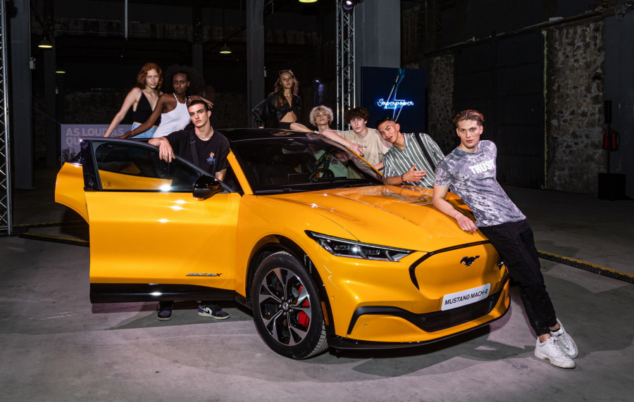 Η νέα Ford Mustang Mach-E GT «ηλεκτρίζει» το catwalk του Hautes Grecians 2022