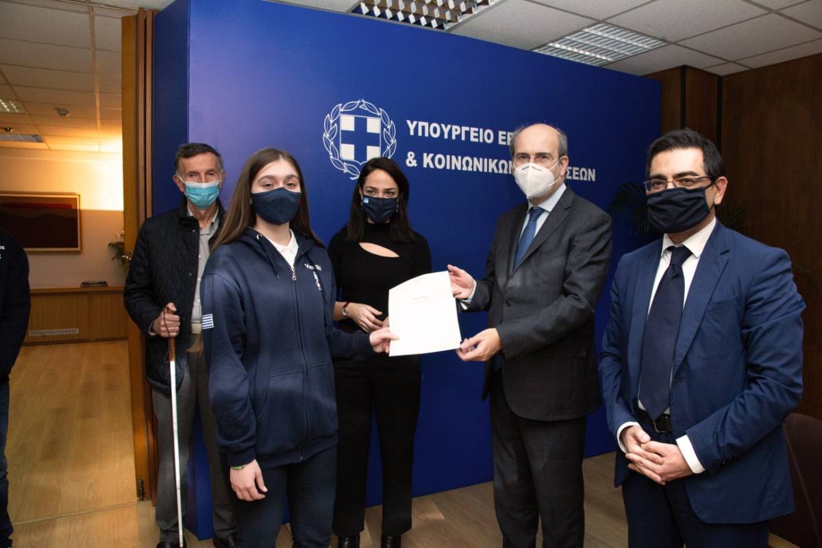 Ο Χατζηδάκης βράβευσε την μαθητική ομάδα Plaisiobots για το «έξυπνο» μπαστούνι