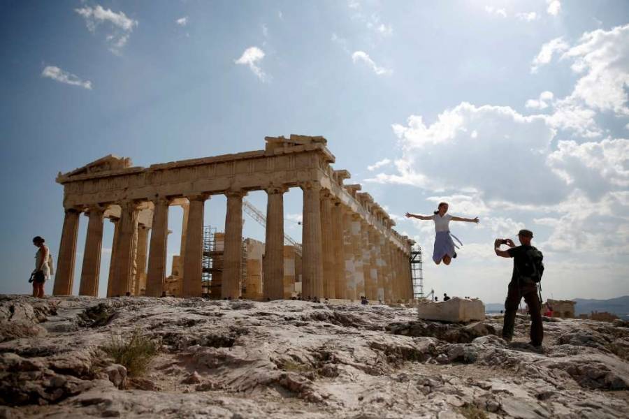 Το Bloomberg γράφει για το...αδιανόητο: Ελληνικά ομόλογα με αρνητικά επιτόκια