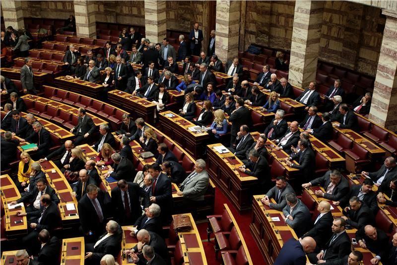 Αντιπολίτευση: Αφήστε τις διατυπώσεις και βρείτε λύση