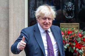 Κορυφαίοι Tories πιέζουν τον Τζόνσον να παραιτηθεί