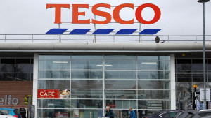 Tesco: Αναθεώρηση κερδών προς τα πάνω λόγω αύξησης πελατών και ισχυρών πωλήσεων