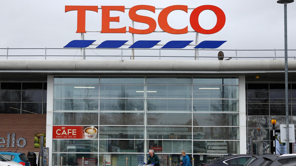 Tesco: Αναθεώρηση κερδών προς τα πάνω λόγω αύξησης πελατών και ισχυρών πωλήσεων