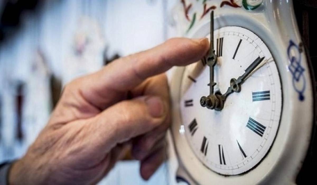 Τα ξημερώματα πηγαίνουμε τους δείκτες των ρολογιών μια ώρα πίσω