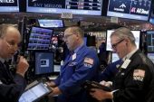Κράτησε το "τριψήφιο" ο Dow Jones παρά το πετρελαϊκό γύρισμα