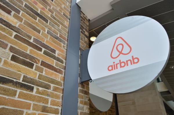 ΑΑΔΕ: Επιστρατεύει ακόμη και search robot στις πλατφόρμες Airbnb