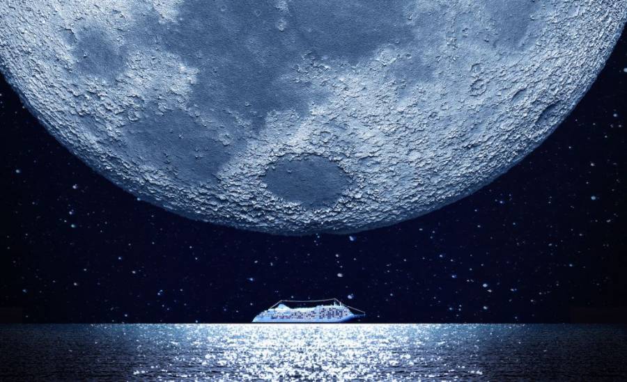 Το πλωτό «παλάτι» Silver Moon «βαφτίζεται» στον Πειραιά