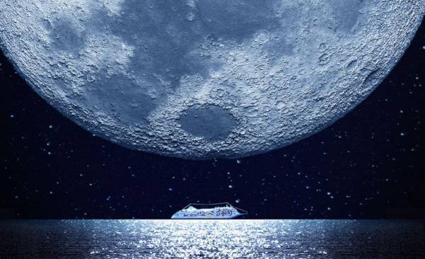 Το πλωτό «παλάτι» Silver Moon «βαφτίζεται» στον Πειραιά