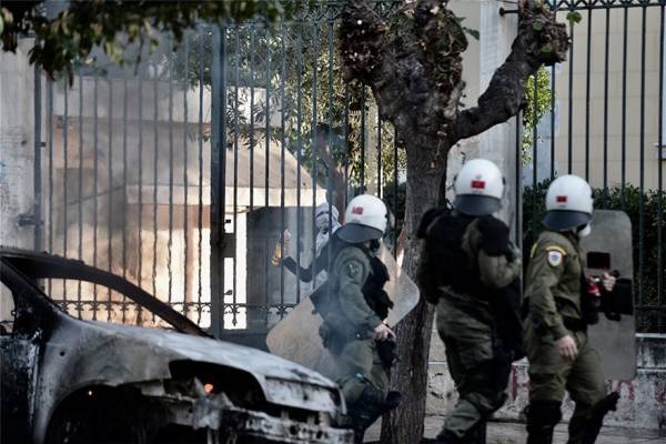 Δεύτερος γύρος επεισοδίων, έξω από το Πολυτεχνείο