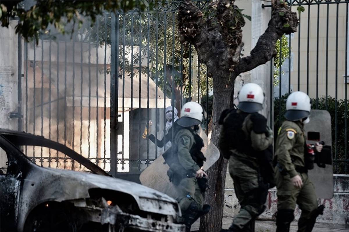 Δεύτερος γύρος επεισοδίων, έξω από το Πολυτεχνείο