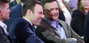 Στηρίζει Δούκα ο Κασσελάκης: «Πληρωμένα πιστόλια» του καθεστώτος Μητσοτάκη