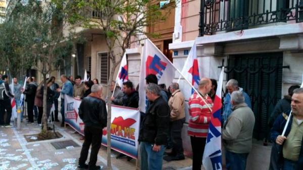 Το ΠΑΜΕ έξω από τα κεντρικά γραφεία της ΓΣΕΕ