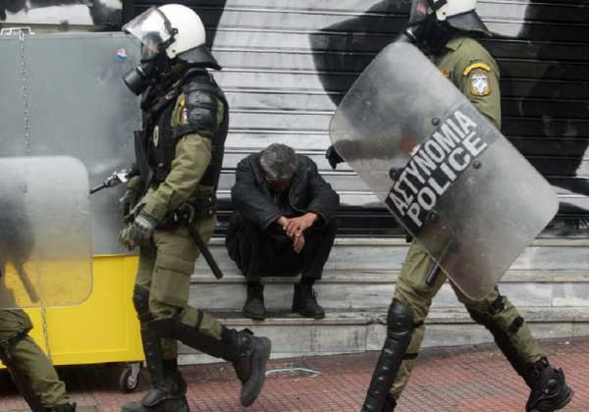 Εξάρχεια: Επίθεση με πέτρες κατά διμοιρίας των ΜΑΤ–Ένας τραυματίας αστυνομικός