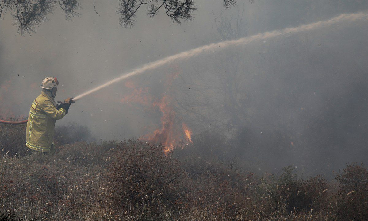 Φωτιά στη Σαλαμίνα- Εστάλη 112- Ανετράπη πυροσβεστικό, δύο ελαφρά τραυματίες