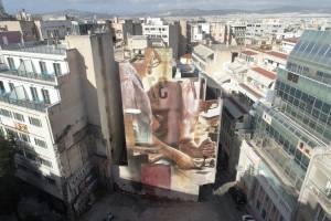 Ο Guido van Helten «υπογράφει» τη νέα τοιχογραφία στα Εξάρχεια