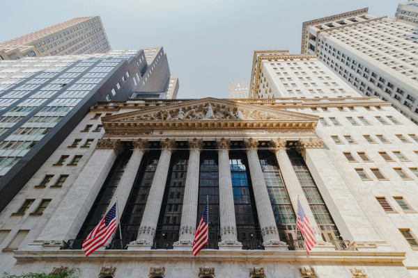 Wall Street: Νέο ρεκόρ για τον Dow, ενώ η «βουτιά» στους ημιαγωγούς βάρυνε τον Nasdaq