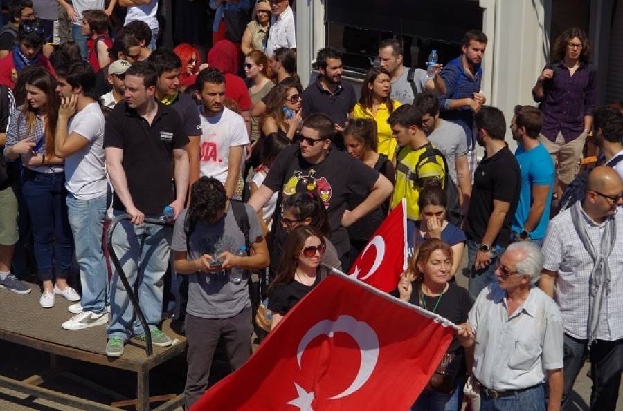 Spiegel: Χιλιάδες νέοι εγκαταλείπουν την Τουρκία