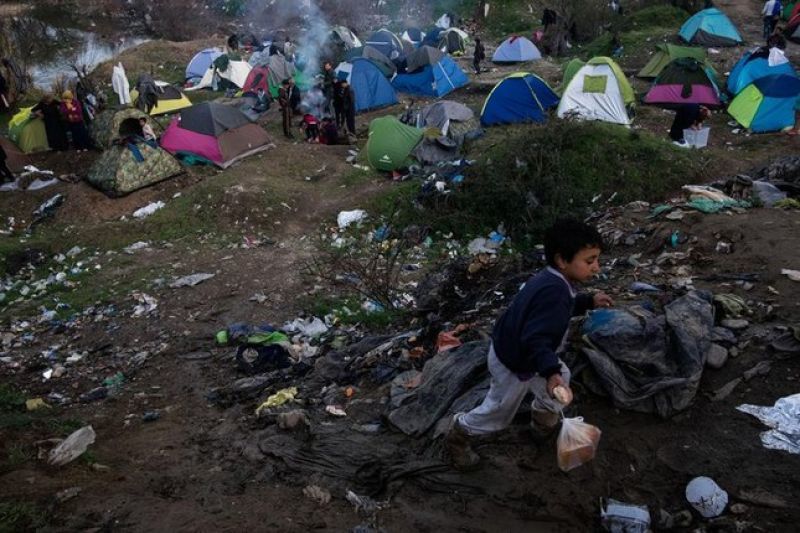 Τρέχουν να στήσουν χώρους φιλοξενίας για να αδειάσει η Ειδομένη