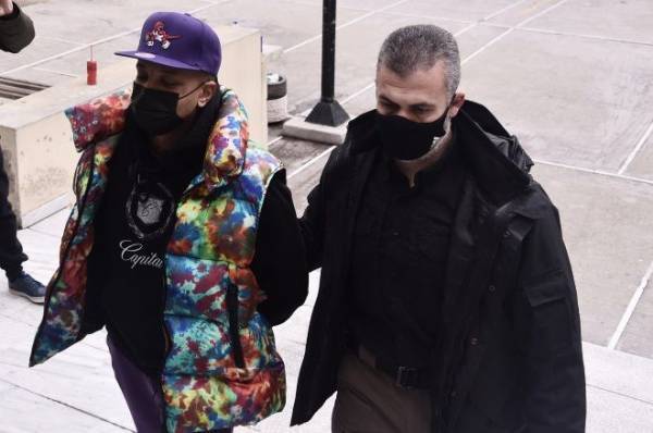 Ποινική δίωξη για οπλοκατοχή, οπλοφορία και ναρκωτικά στον τράπερ Light
