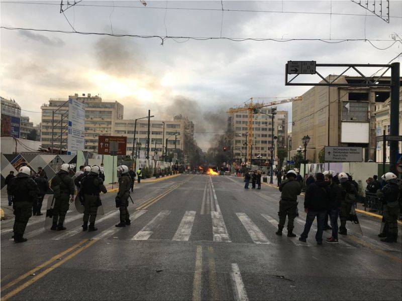 Πειραιάς: ΜΑΤ στην ομιλία Τσακαλώτου-Ένταση με οπαδούς του Ολυμπιακού