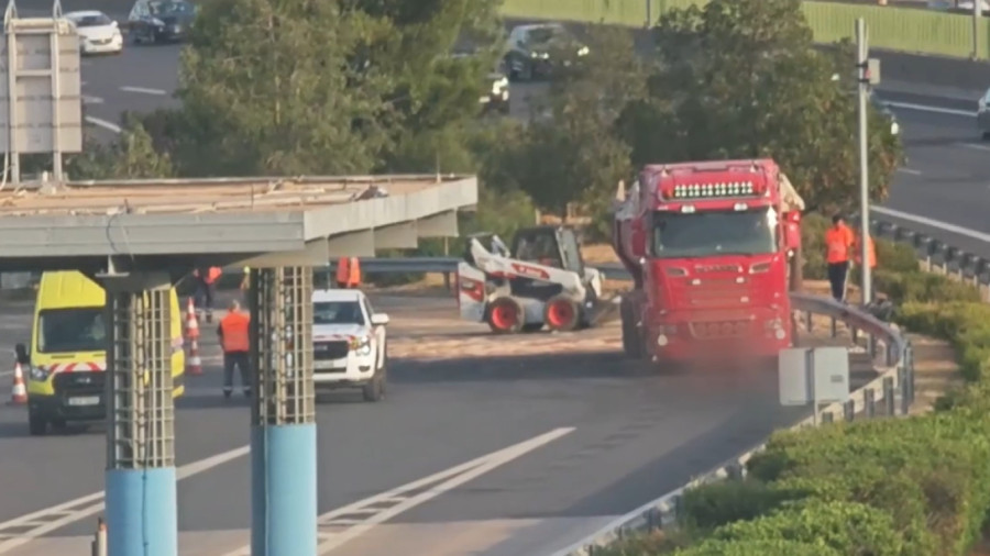 Ανατροπή φορτηγού στην Αττική Οδό - Η πυροσβεστική απεγκλώβισε τον οδηγό