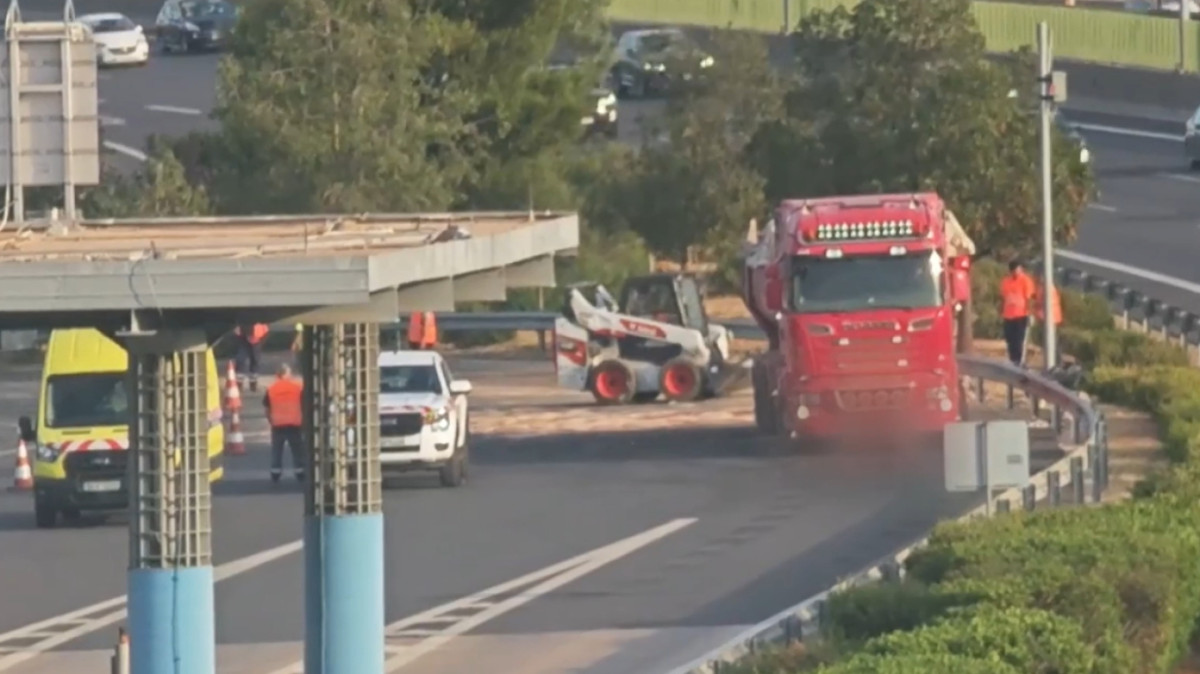 Ανατροπή φορτηγού στην Αττική Οδό - Η πυροσβεστική απεγκλώβισε τον οδηγό