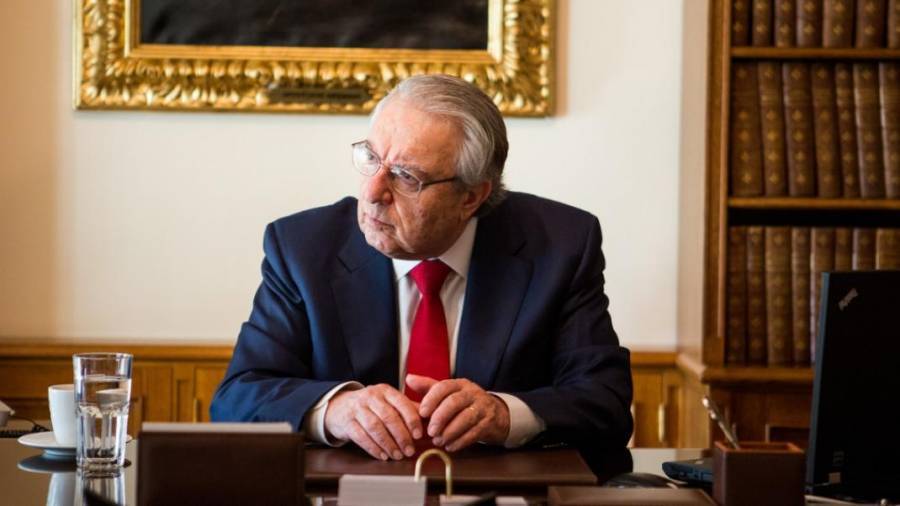 Έκκληση Μπαμπινιώτη: Μας… take away και μάς σήκωσε-Ομιλείτε ελληνικά!