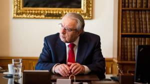 Έκκληση Μπαμπινιώτη: Μας… take away και μάς σήκωσε-Ομιλείτε ελληνικά!