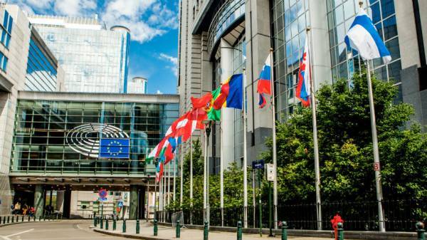 Κομισιόν:Ξεκινά εκ νέου την επανεξέταση της οικονομικής διακυβέρνησης της ΕΕ