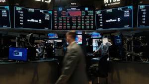 Πολύπλευρες πιέσεις στη Wall Street - Επιστροφή στις απώλειες