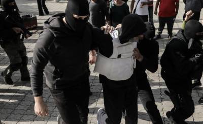 Επαναστατική Αυτοάμυνα: Δίωξη για εννέα αδικήματα εις βάρος του συλληφθέντα