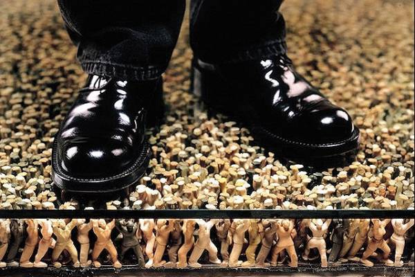 O φόβος που οι μάζες γεννούν και ο φόβος που οι μάζες νοιώθουν