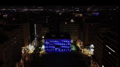 Φωταγωγείται με την ελληνική σημαία το Δημαρχιακό Μέγαρο Αθηνών (βίντεο)