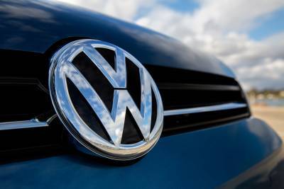 Volkswagen: Πιθανότητα περαιτέρω μείωσης της παραγωγής λόγω έλλειψης ημιαγωγών