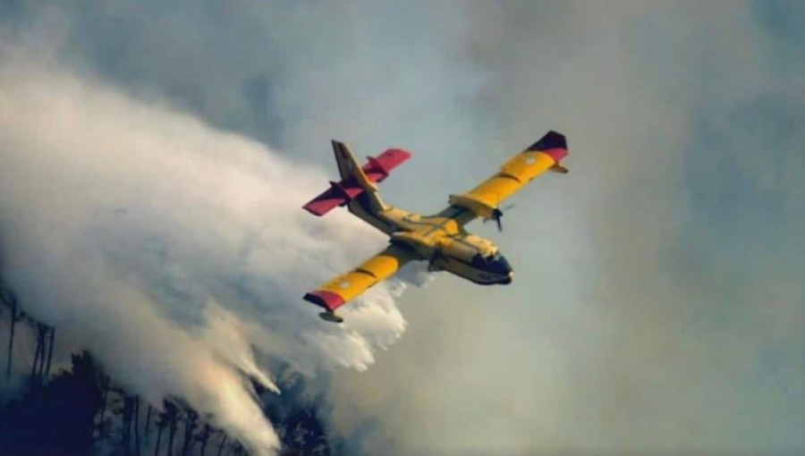 Τα ελληνικά Canadair επιχειρούν στις μεγάλες πυρκαγιές της Γαλλίας