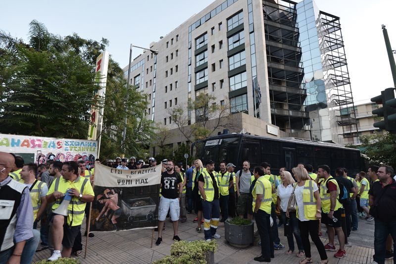 Κλειστή η Μεσογείων από τους μεταλλωρύχους