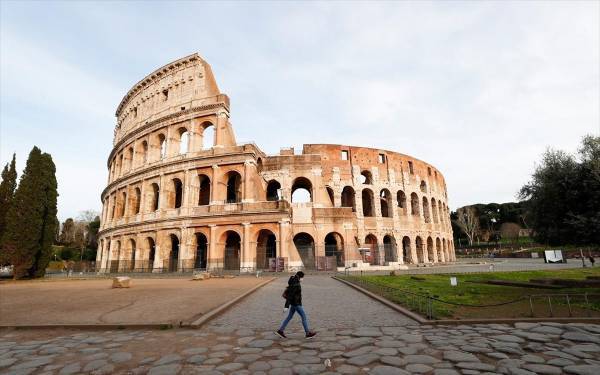 Ρώμη: Ειδικά κέντρα εμβολιασμού για τους νέους, πριν πάνε διακοπές