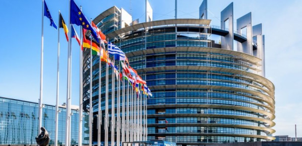 Ευρωκοινοβούλιο: Με σημαιοστολισμούς θα σταματήσει τον πόλεμο Ουκρανίας-Ρωσίας!