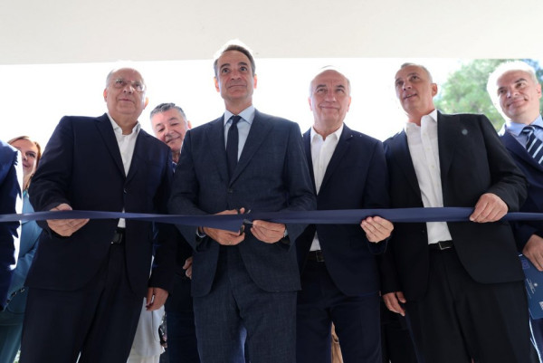 Mπαράζ εγκαινίων με την αγωνία του... «μακέτου»