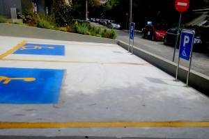 Χορήγηση δελτίων στάθμευσης σε αυτοκίνητα συζύγων ΑμεΑ ή μέσω leasing