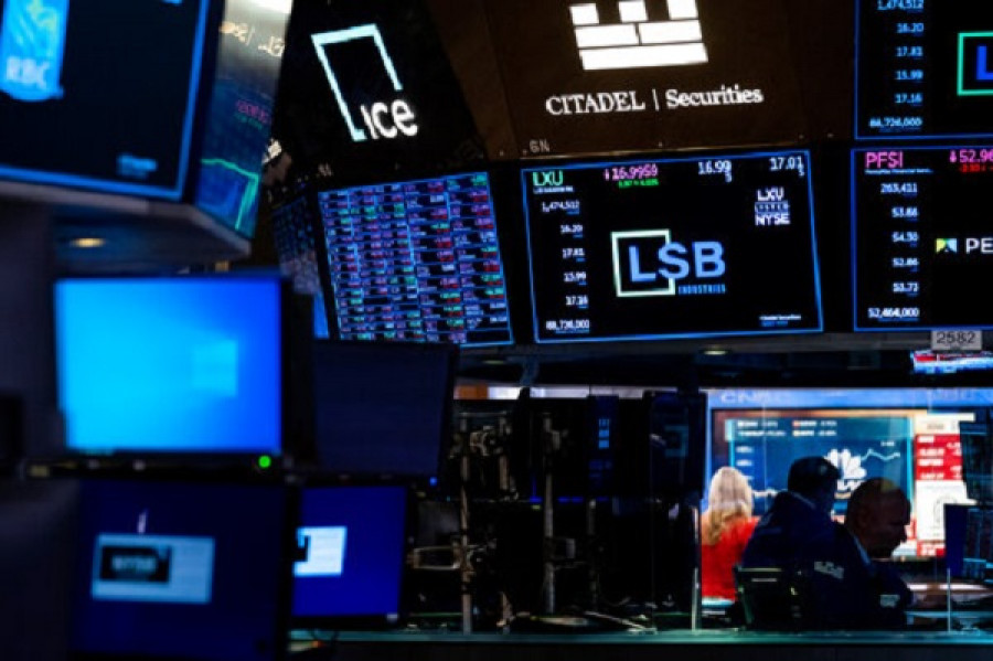 Σημάδια σταθεροποίησης στη Wall Street μετά το sell off